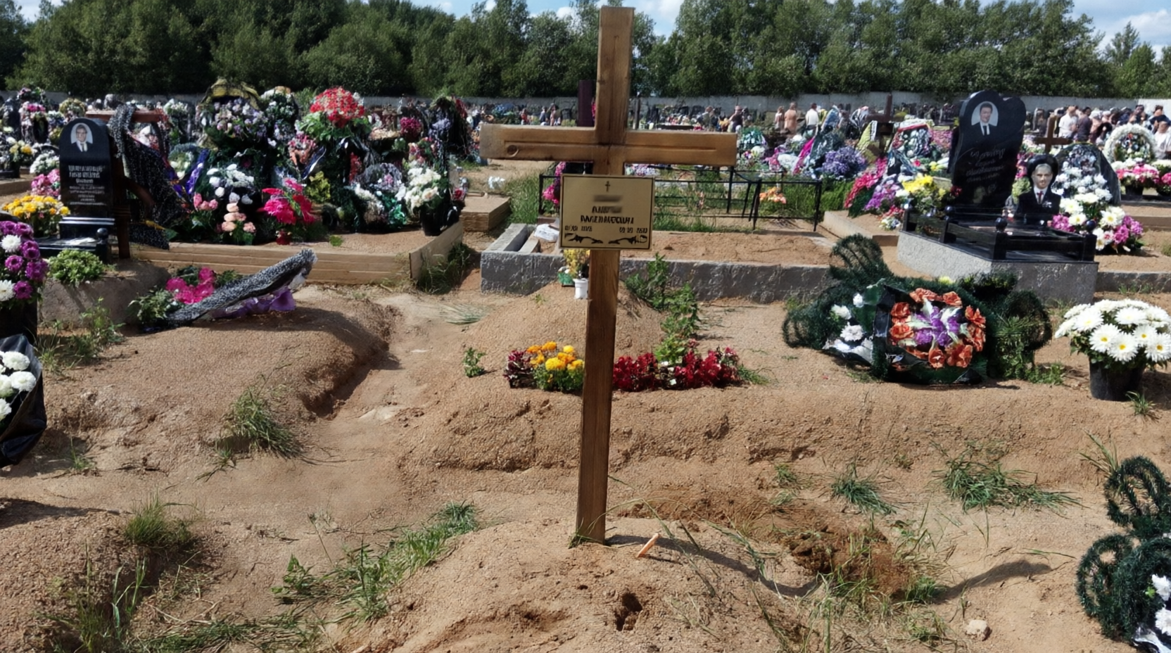 Свежее захоронение с временным крестом, период усадки грунта