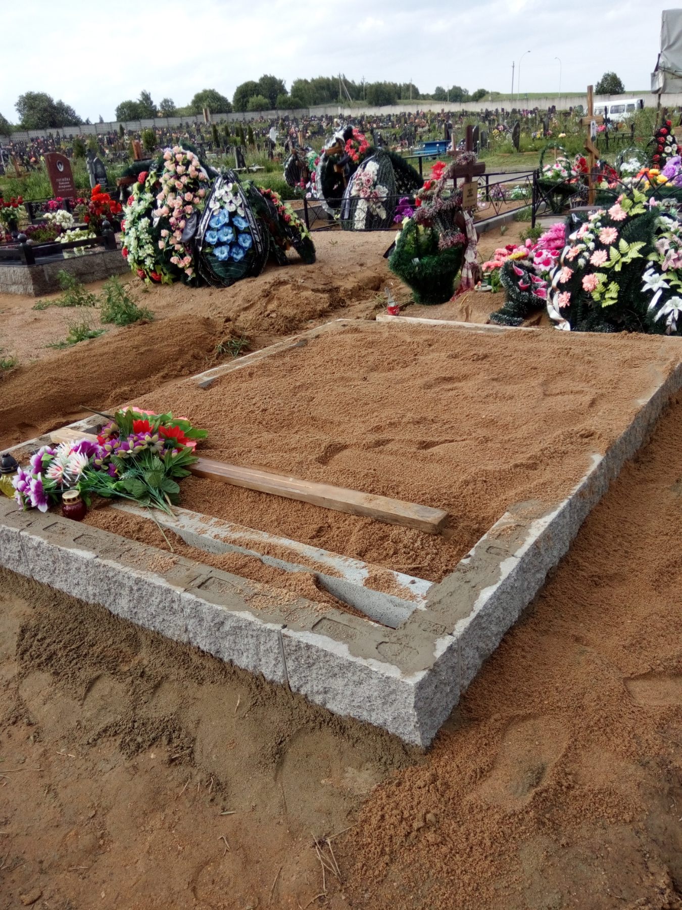 Выравнивание песчаного основания перед укладкой плитки